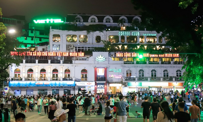 Không gian đi bộ khu vực hồ Hoàn Kiếm và phụ cận sôi động trở lại